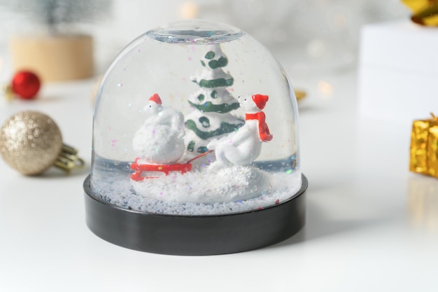 Sneeuwbol met ijsberen Selectieve focus en Bokeh-verlichting. Winter compositie