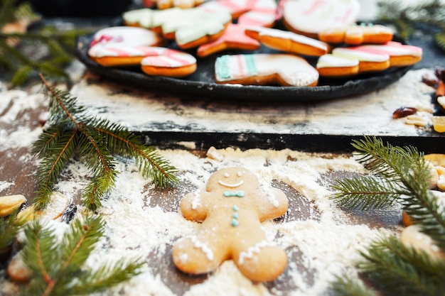 Sneeuwengel door peperkoekman op keukentafel