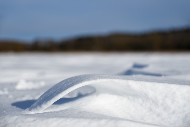 Sneeuwfiguur uit de wind op de vlakte.