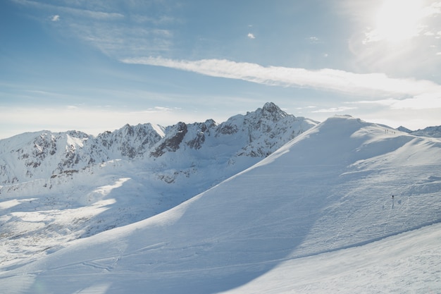 Sneeuwhellingen in de winterbergen. Skigebieden.