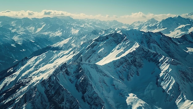 Sneeuwige bergtoppen onder een heldere blauwe hemel het concept van de majesteit van de natuur