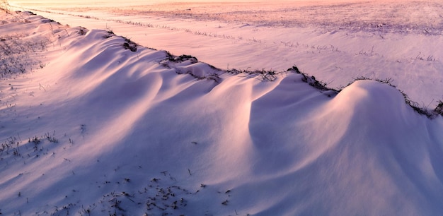 Sneeuwjacht op een onverharde weg close-up