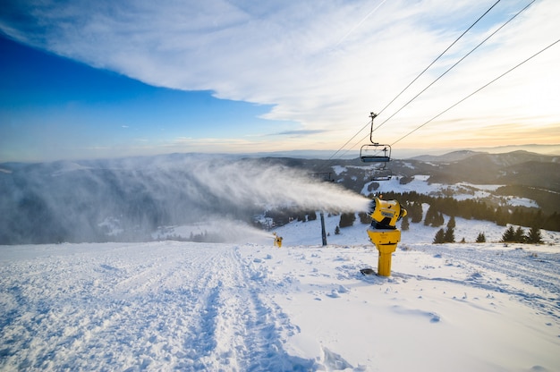 Sneeuwkanon in actie bij skigebied