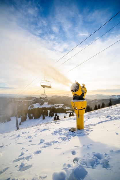 Sneeuwkanon in actie bij skigebied