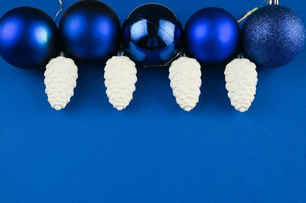 Sneeuwkegels op blauwe ruimte. Hoge kwaliteit foto