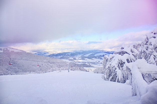 Sneeuwlandschap bij skibergresort