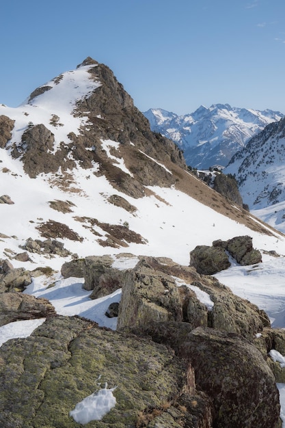 Sneeuwlandschap van de Pyreneeën op een zonnige dag