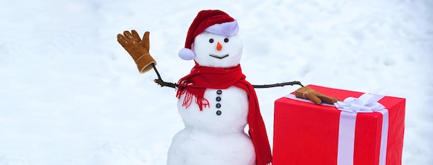 Sneeuwman met groot cadeau prettige kerstdagen en gelukkig nieuwjaar wenskaart feestelijke kunst wenskaart wit