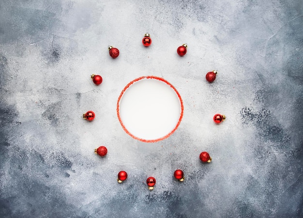 Sneeuwmargarita Kerst- of nieuwjaarsalcoholische cocktail met rum en room met rood decor in een stijlvolle setting voor tekst bovenaanzicht