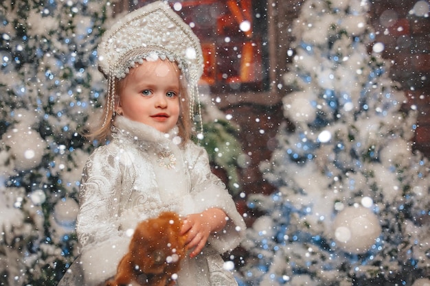 sneeuwmeisje in het besneeuwde kerstbos