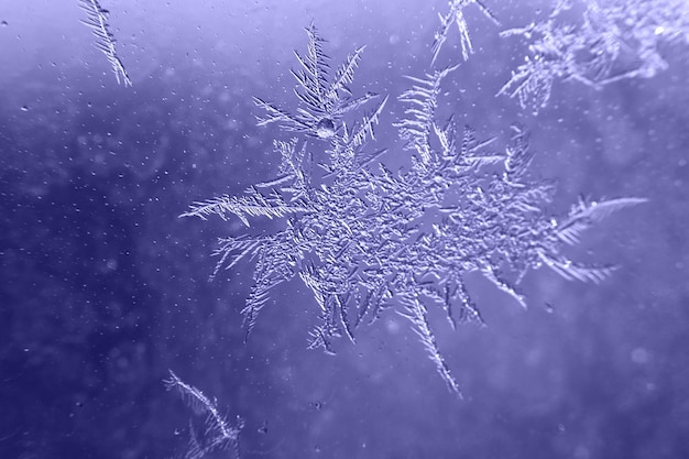 Sneeuwpatroon op het glas tegen vorst. Zeer Peri-kleur van het jaar