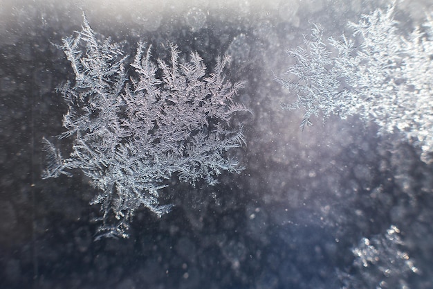 Sneeuwpatroon op het glas van vorst