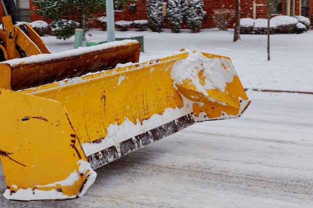 Sneeuwploeg aan het verwijderen na een sneeuwstorm in Chicago suberb