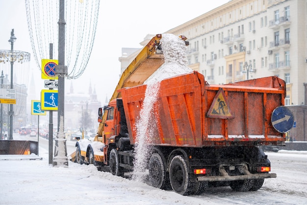 Sneeuwploeg die sneeuw van de weg verwijdert b