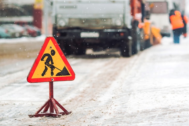 Sneeuwploeg verwijdert sneeuw uit de stadsstraat.