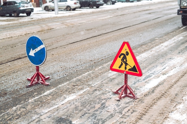 Sneeuwploeg verwijdert sneeuw uit de stadsstraat.