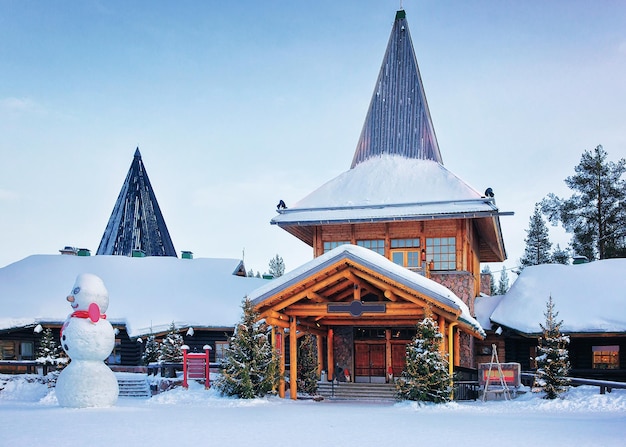 Sneeuwpop bij Santa Office in Santa Claus Village, Rovaniemi, Lapland, Finland, op de poolcirkel in de winter.