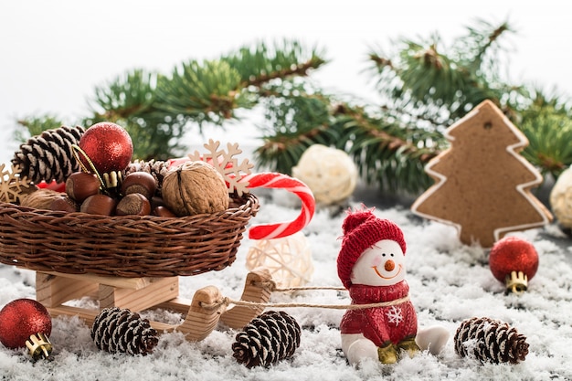 Sneeuwpop in een rode dop op houten tafel