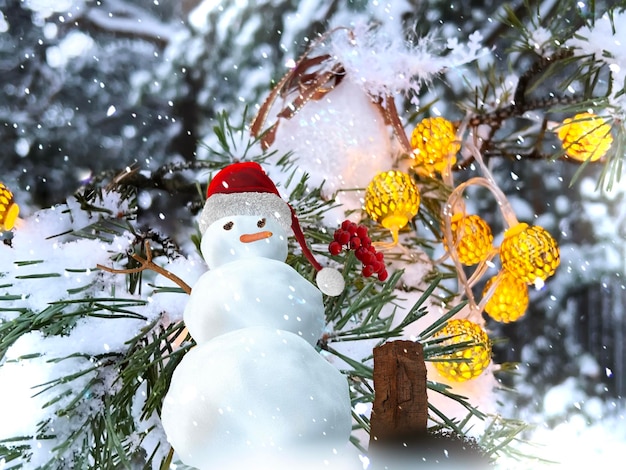 sneeuwpop in rode kerstmuts winterbos dennenbomen gedekt door sneeuw Kerst achtergrond