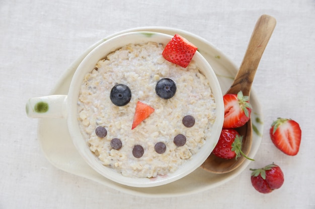 Sneeuwpop pap havermout ontbijt, leuke kerst eten kunst voor kinderen