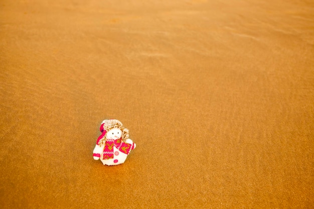 Sneeuwpop speelgoed op het strand