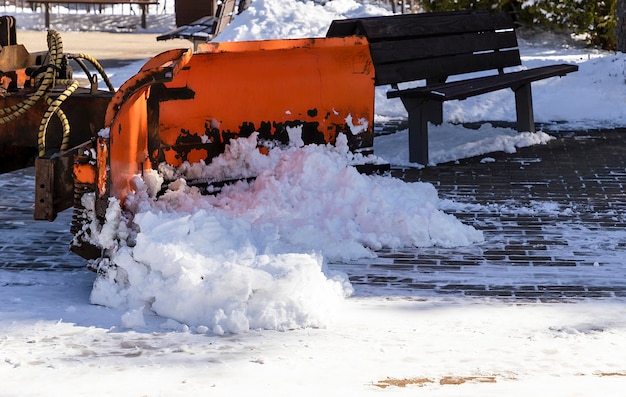 Foto sneeuwruimen in het stadspark jurmala letland