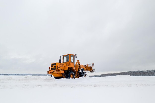 Sneeuwruimen Tractor maakt de weg vrij na hevige sneeuwval