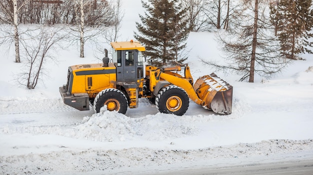 Sneeuwruimen Tractor maakt de weg vrij na hevige sneeuwval