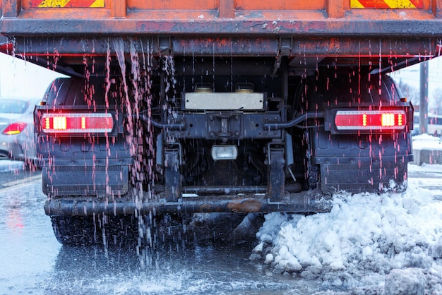 Sneeuwruimmachine die sneeuw van de stadsweg verwijdert