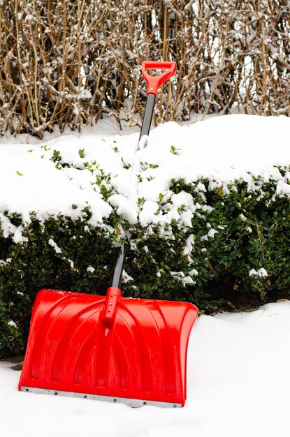 Foto sneeuwschop in de tuin. studiofoto.