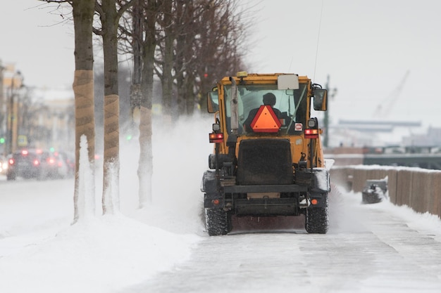 Foto sneeuwschuiver die sneeuw verwijdert na een sneeuwstorm in de winter