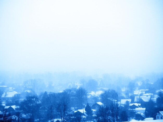 Sneeuwt in de winterachtergrond van de buitenwijken van Dubna