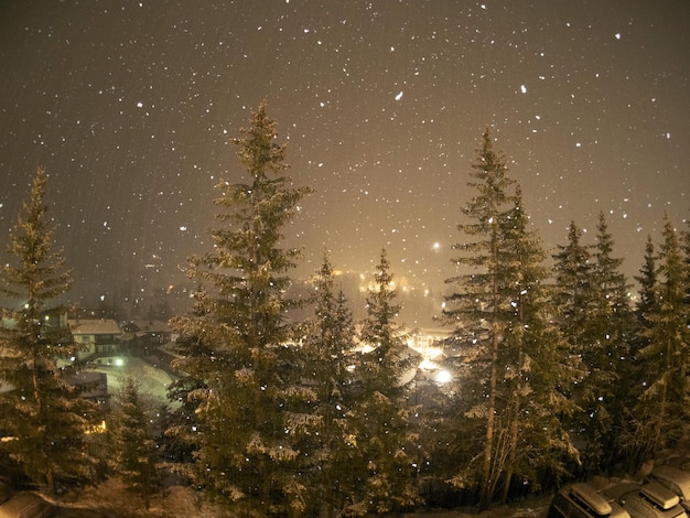 Sneeuwt 's nachts in de bergen van de Dolomieten