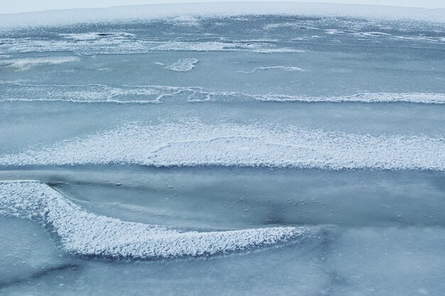 Sneeuwtextuur op een zonnige winterdag.