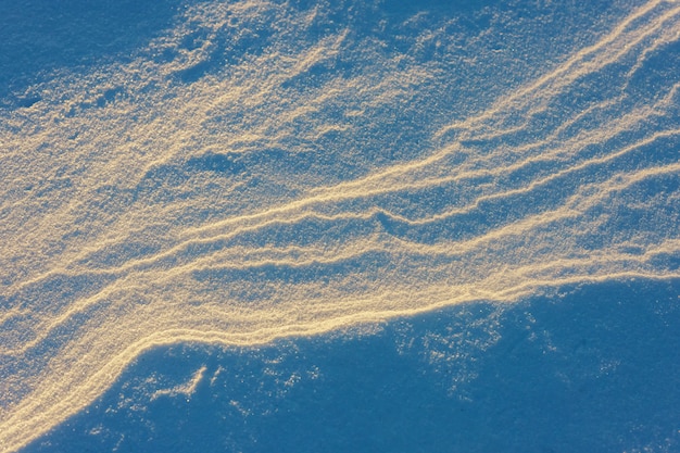 Sneeuwtextuur op het meer op een zonnige dag