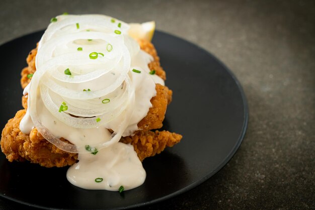 Sneeuwui Kip of Gebakken Kip Met Romige Uiensaus Met Citroen in Koreaanse stijl - Korean food style