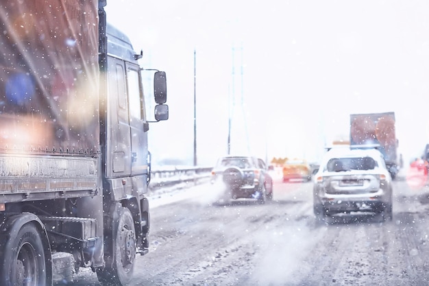 sneeuwval in stadsverkeersopstopping in de winter, achtergrond seizoensgebonden sneeuw snelweg weg