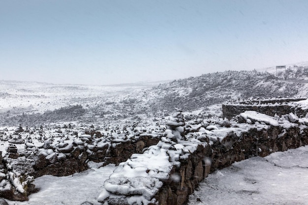 Sneeuwval op bergpas