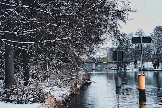 Sneeuwval op de bevroren rivier Winterlandschap in Brandenburg Iced trees