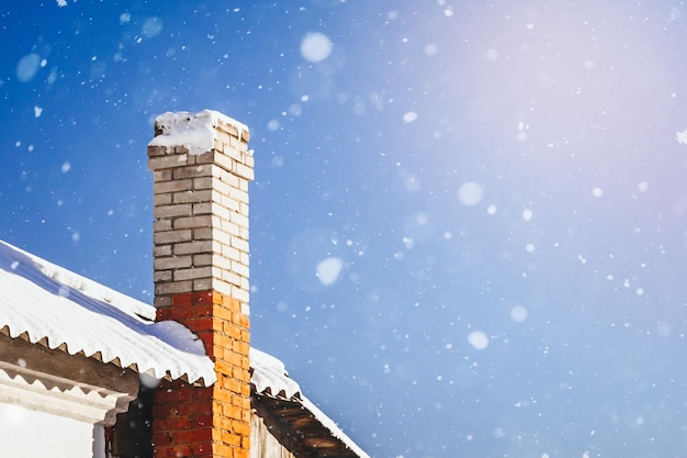 Sneeuwval over het dak op heldere winterdag