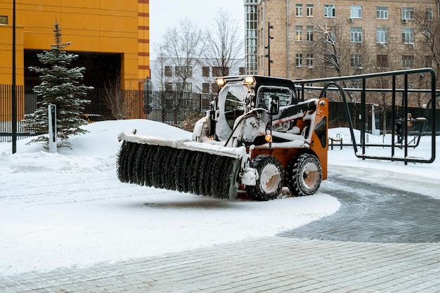 Foto sneeuwverwijdering met een laadmachine