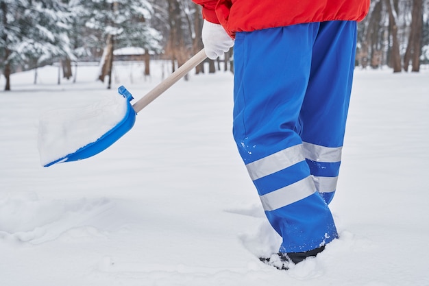 Sneeuwverwijdering op gang in park.