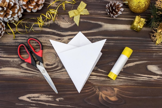 Sneeuwvlok ballerina papier. Stap-voor-stap foto instructie. Doe-het-zelf-concept. Kerst- en nieuwjaarsambachten voor kinderen. Stap 6.