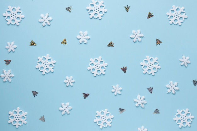 Foto sneeuwvlokken en kerstbomen op blauwe achtergrond