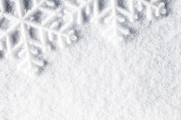 Sneeuwvlokken op een witte achtergrond met het woord sneeuw erop