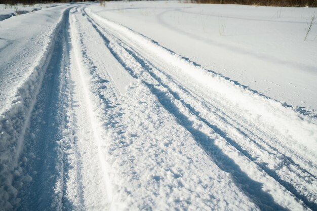 Sneeuwweg in het bos zonnige dag bij koud weer winterdag buiten de stad