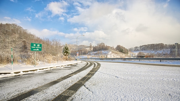 Sneeuwweg op wintertijd in Japan