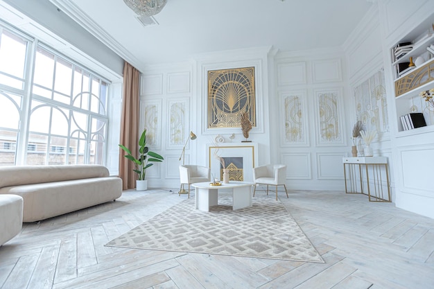 Sneeuwwitje luxe appartement interieur met inrichting in Egyptische stijl met licht stijlvol meubilair, grote panoramische ramen en een boog minimalisme en eenvoud met de elegantie van modern huisvestingsontwerp