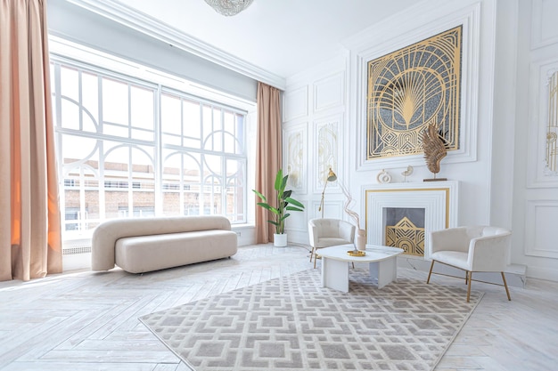 Sneeuwwitje luxe appartement interieur met inrichting in Egyptische stijl met licht stijlvol meubilair, grote panoramische ramen en een boog minimalisme en eenvoud met de elegantie van modern huisvestingsontwerp