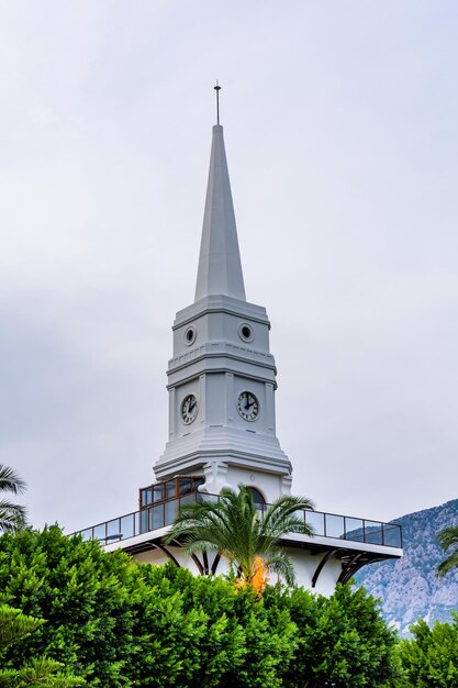 Sneeuwwitte klokkentoren op het centrale plein van de stad Kemer. Symbool van Kemer. provincie Antalya, Turkije